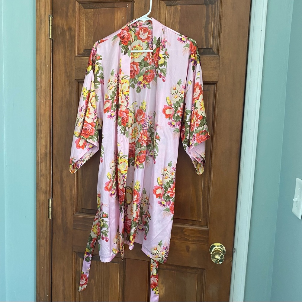 Pink Robe - Picture 4 of 4